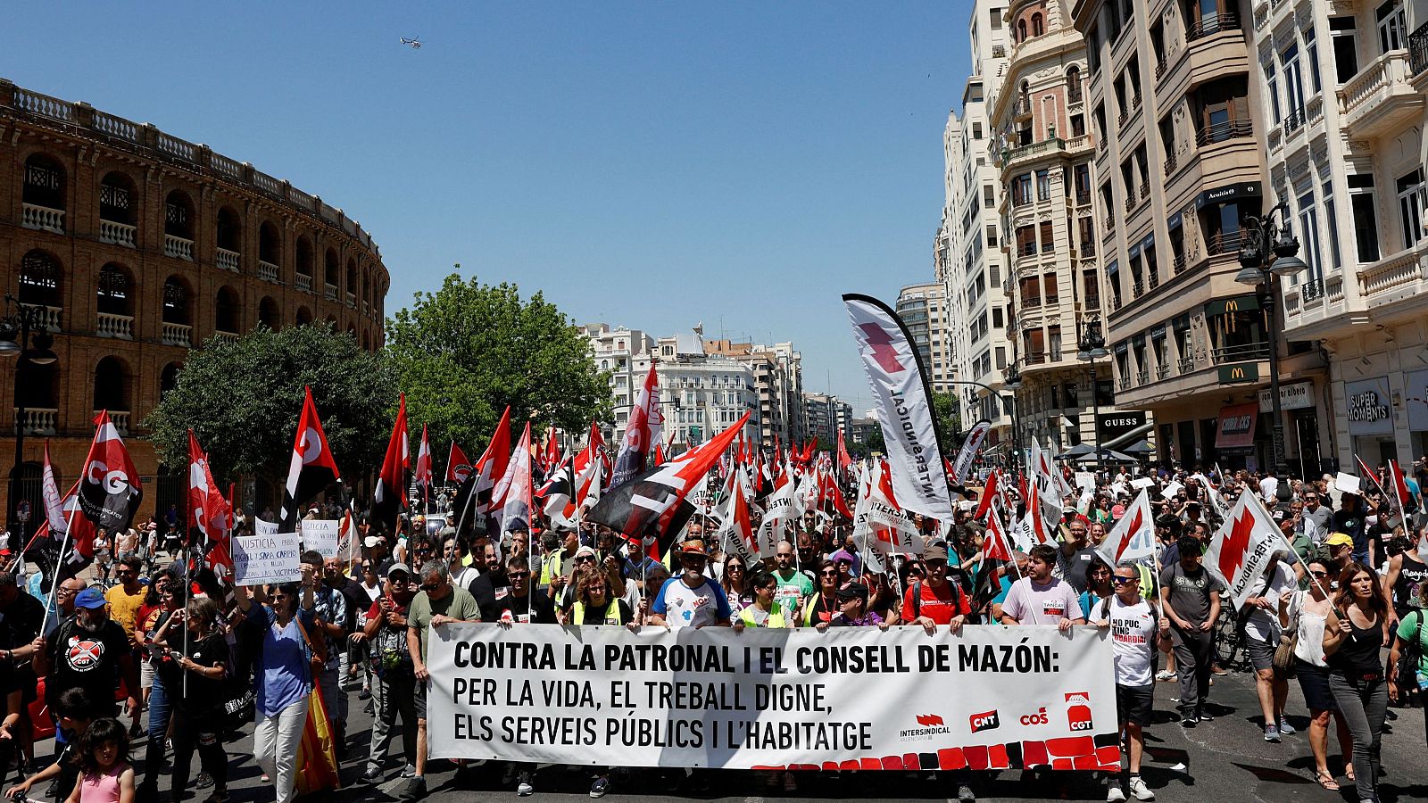 Sindicatos y víctimas de la dana se manifiestan en Valencia para pedir la dimisión de Mazón - Telediario 1 | Ver