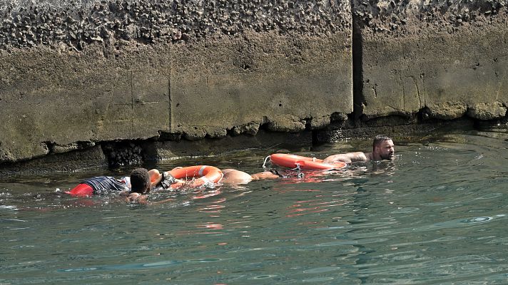 Telediario 2 - El transbordo de migrantes, el momento más peligroso de los rescates de Salvamento Marítimo