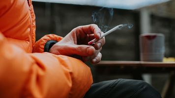 Sanidad prohibirá fumar en vehículos de uso laboral,  piscinas públicas, campus y zonas de ocio al aire libre