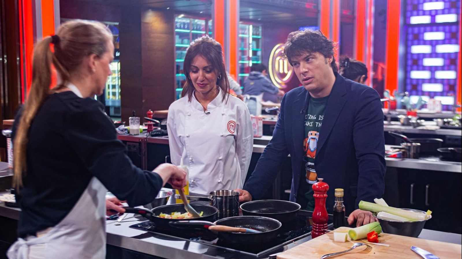 Los aspirantes preparan un viaje gastronómico a David Bustamante y a Hiba Abouk. Esta noche, después de La Revuelta, en La 1 y RTVE Play.