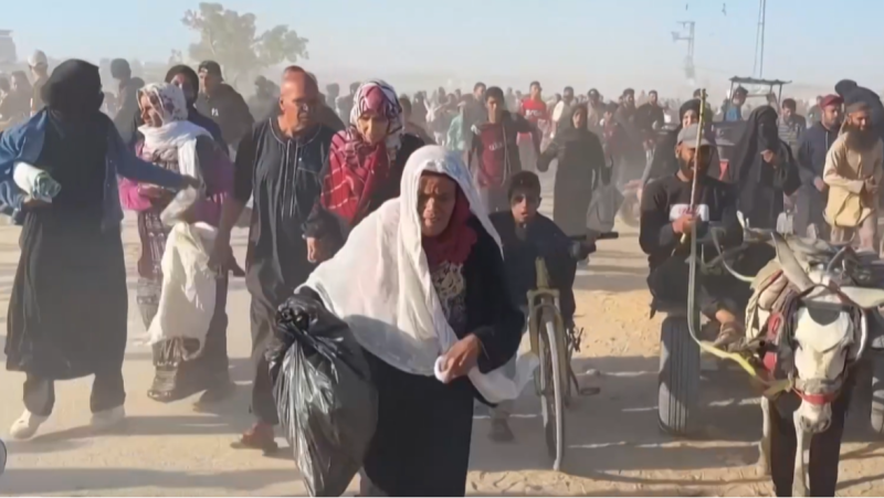 Miles de gazatíes corren, cada mañana, para alcanzar los alimentos que reparten sus invasores, los israelíes