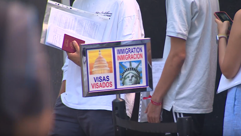 Estados Unidos pausa las citas para visados estudiantiles - Telediario 1 | Ver