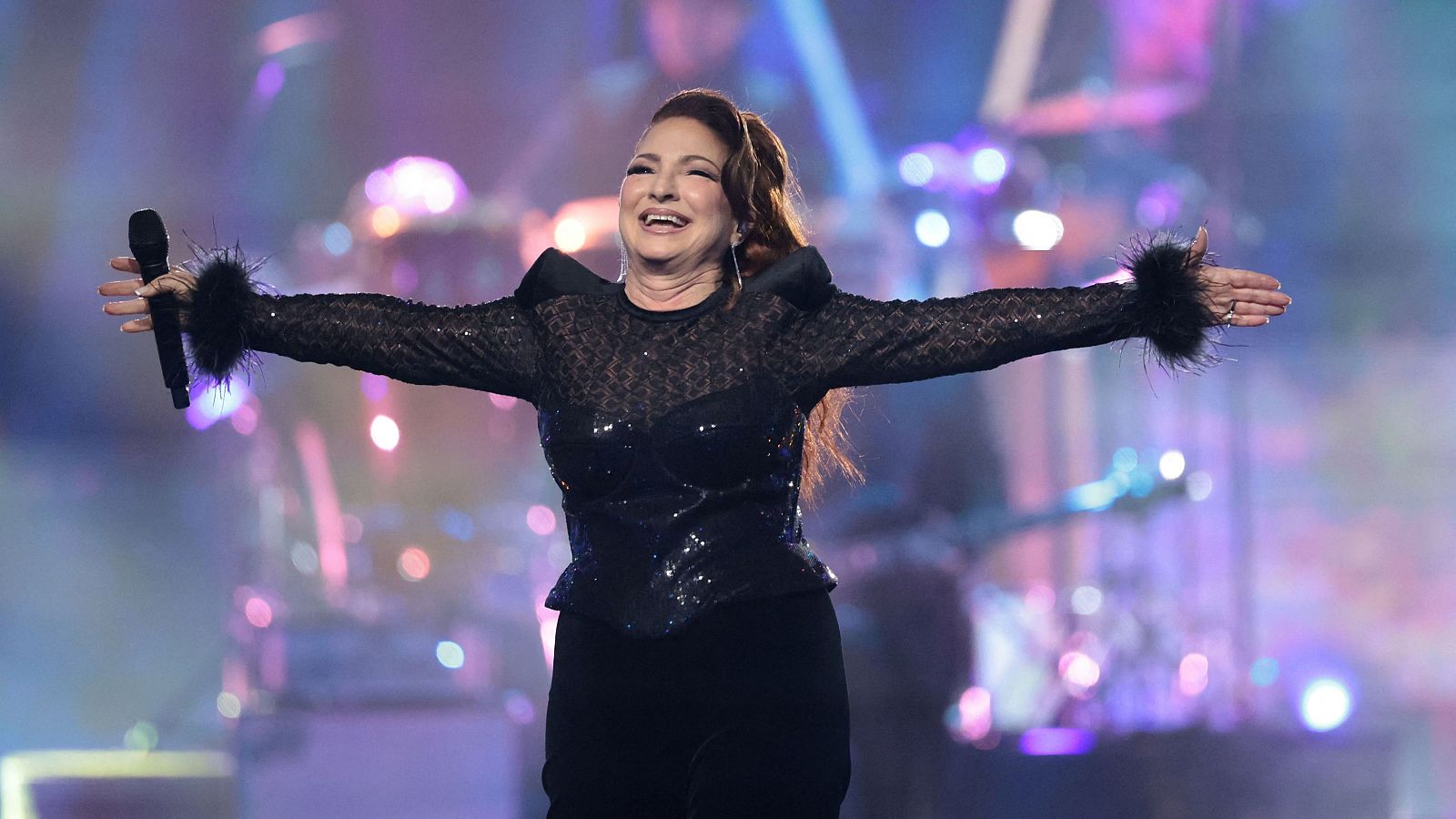 Gloria Estefan vuelve a sus 'Raíces' con su nuevo álbum - La tarde en 24h | Ver