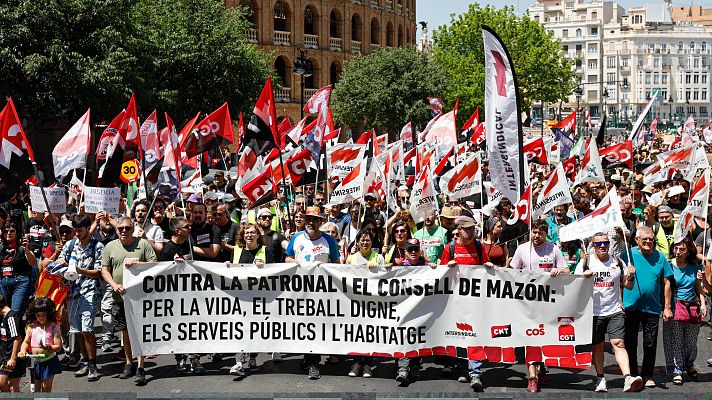Telediario 2 - Miles de personas salen a la calle en Valencia para pedir la dimisión de Mazón cuando se cumplen siete meses de la dana