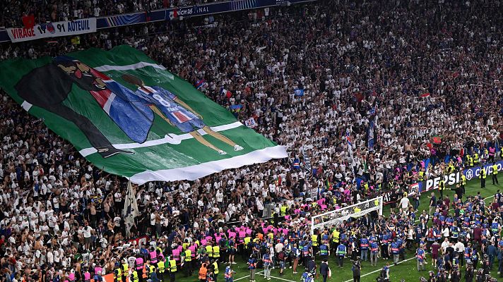 Champions League - Luis Enrique recuerda a Xana y se emociona con el tifo de la afición del PSG copiando su celebración de la Champions de 2015