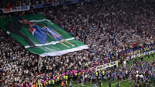 Luis Enrique recuerda a Xana y se emociona con el tifo de la afición del PSG copiando su celebración de la Champions de 2015