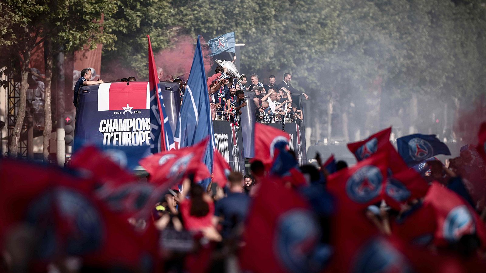 Baño de masas del PSG para celebrar su primera Champions - Diario 24 | Ver