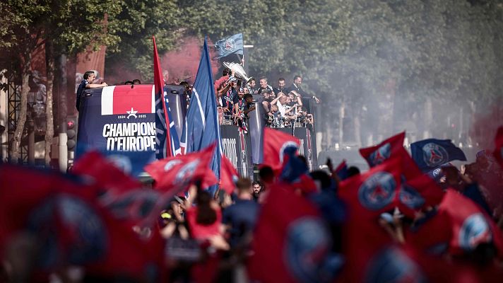 Diario 24 - Baño de masas del PSG en París para celebrar su primera Champions
