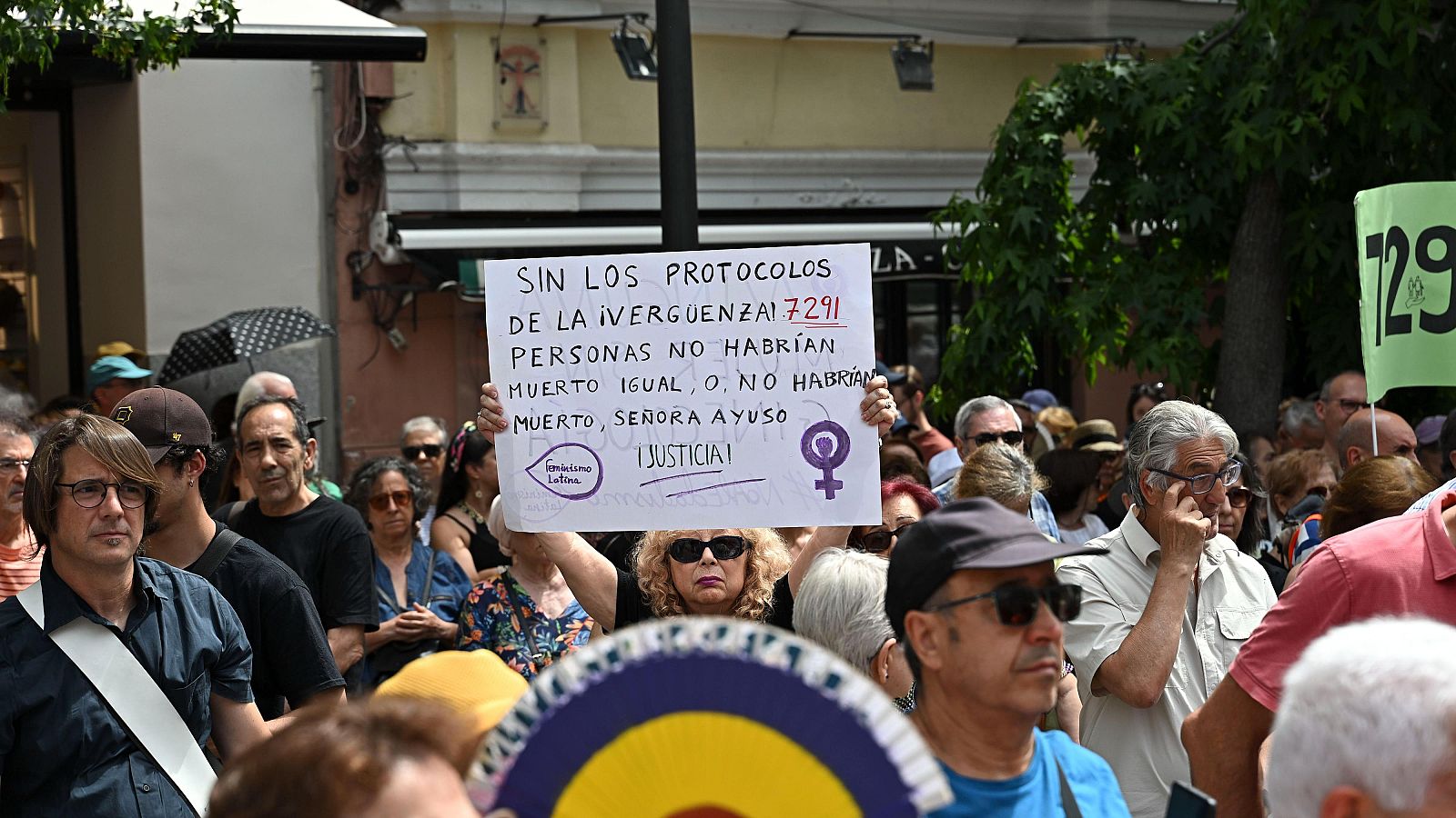 Las familias de los fallecidos en residencias en la pandemia exigen que se investigue - La hora de La 1 | Ver