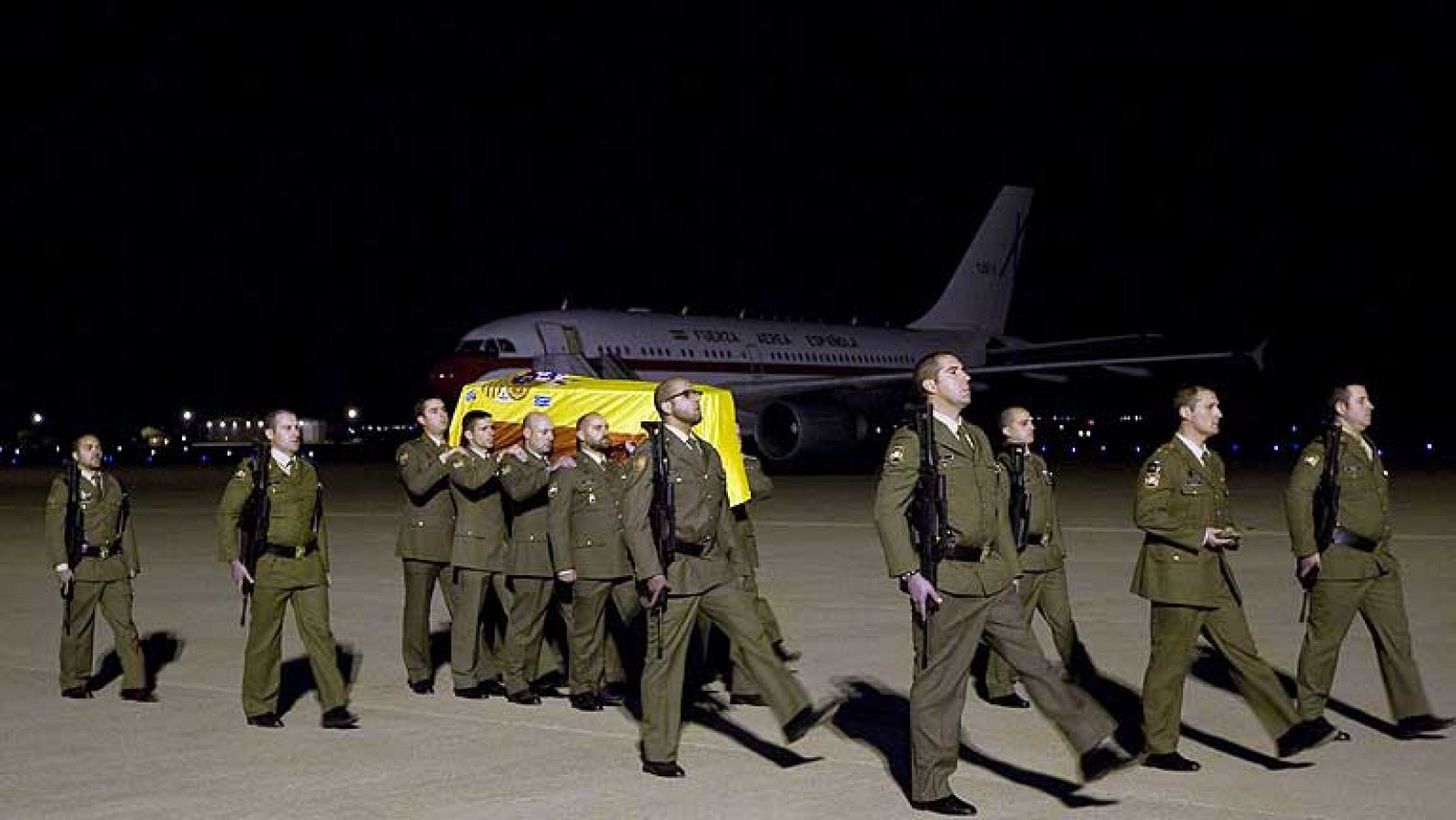 Llegan a Zaragoza los restos mortales del sargento David Fernández Ureña, muerto en Afganistán - Informativo 24h | Ver