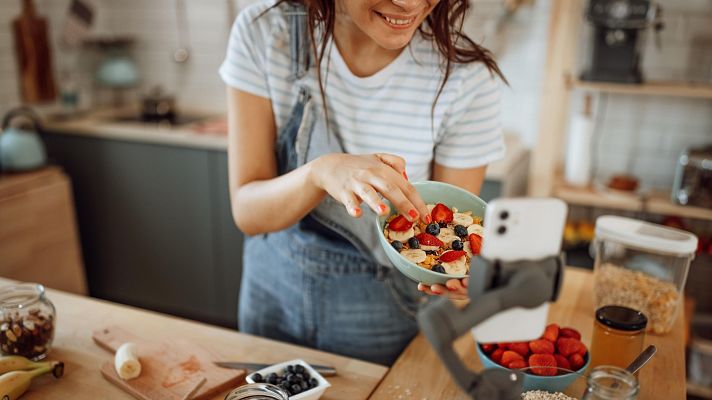 Telediario 1 - Las redes se inundan de retos para afrontar la operación bikini 2.0