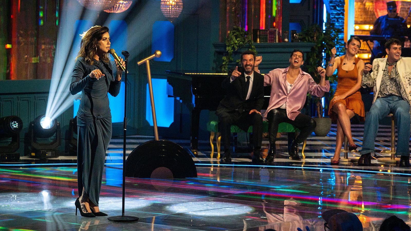 María León se enfrenta al clásico de Fangoria "A quién le importa" - That's My Jam | Ver