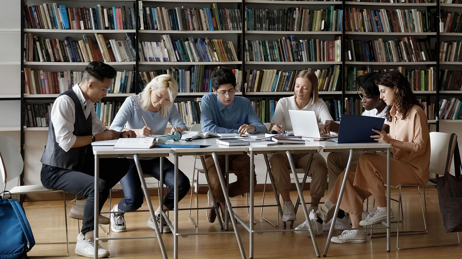 A pocas horas de la Pau algunos estudiantes continúan repasando | Ver