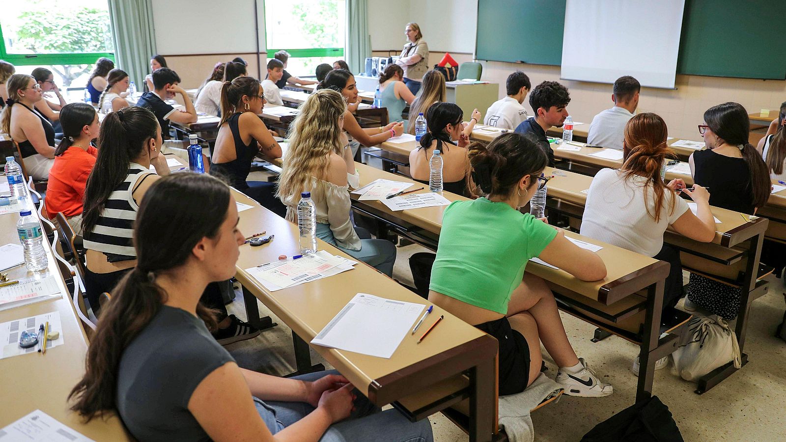Miles de alumnos se enfrentan a una selectividad renovada | Ver