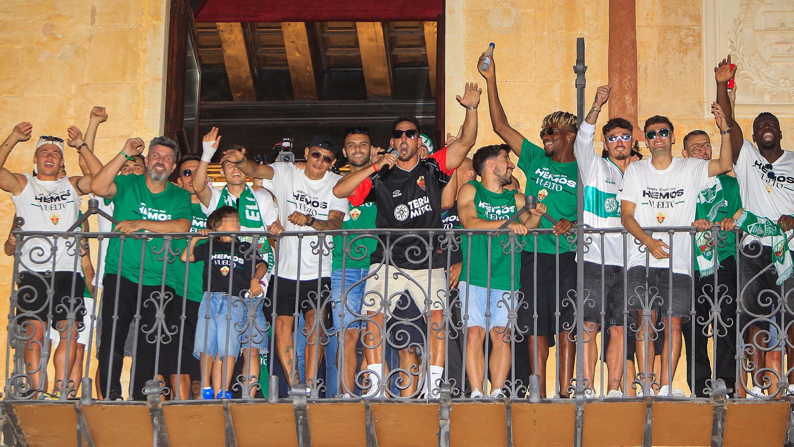 Elche se echa a la calle para celebrar el ascenso a Primera de su equipo | Ver