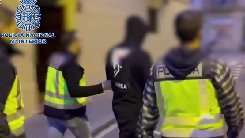 Se disfrazaban de las personas a las que habían robado el DNI para saquearles las cuentas - Mañaneros 360 | Ver