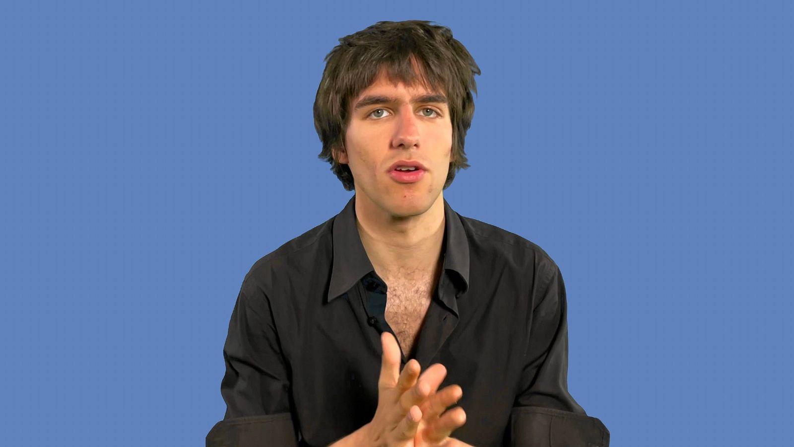 Teo Planell en "Talking Hits", con camisa negra sobre fondo azul, hablando sobre "Me vas a matar" (04/06/2025).