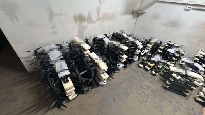 Las cámaras de los drones ucranianos han captado el momento en que impactan contra el sistema de aviación rusa