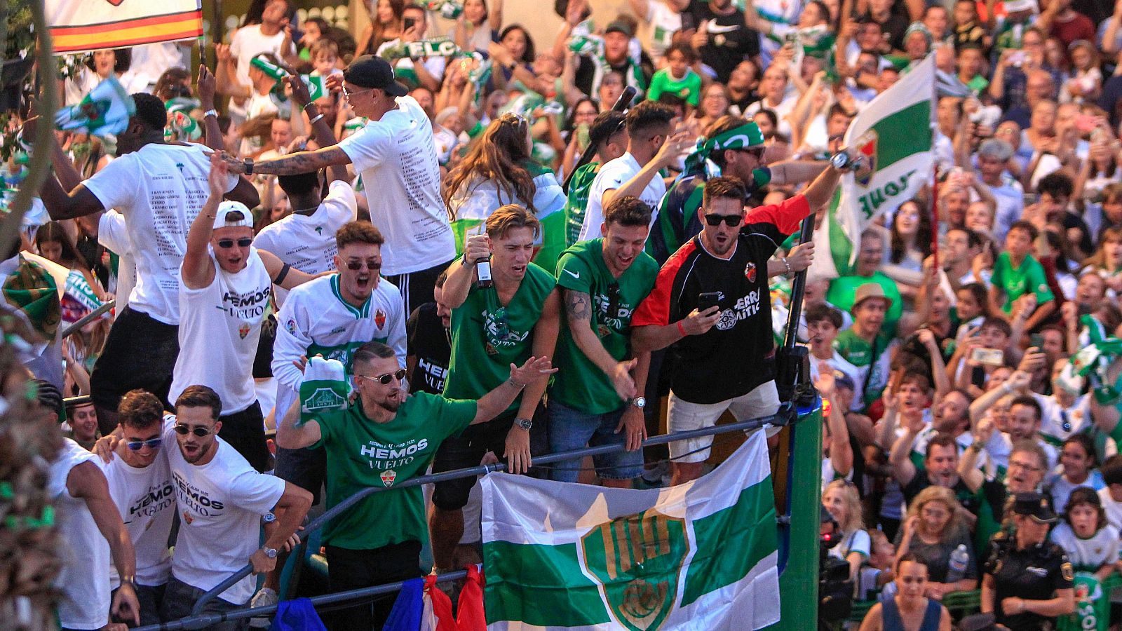 L'Elx CF celebra l'ascens a Primera pels carrers de la ciutat | Ver