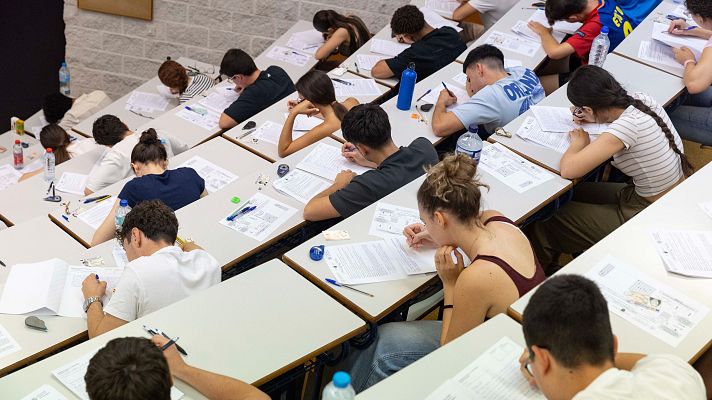 Telediario 1 - Nervios y presión por las notas de corte en el arranque de la nueva PAU