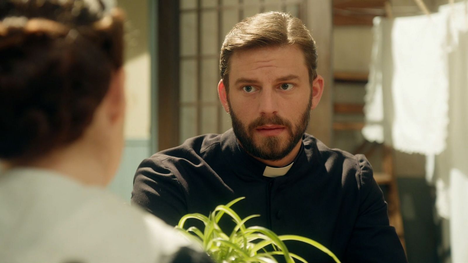 La Promesa - ¿Quién ha delatado al padre Samuel? - La promesa | Ver