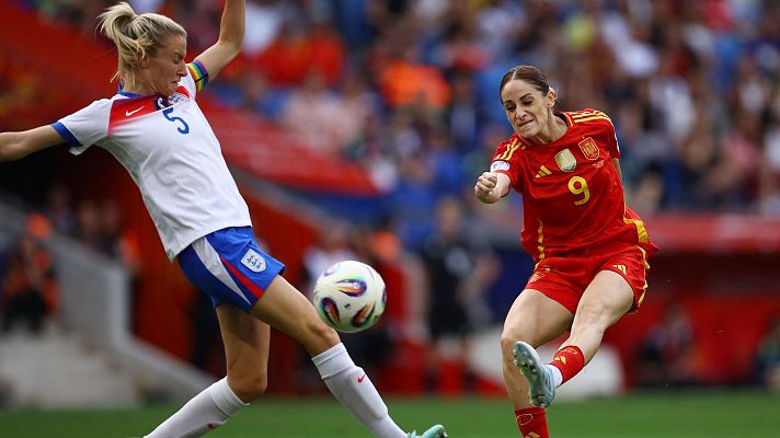  - España reclama un posible penalti de Inglaterra
