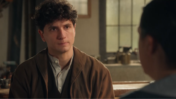 La promesa - La Promesa: Toño da una oportunidad a Simona