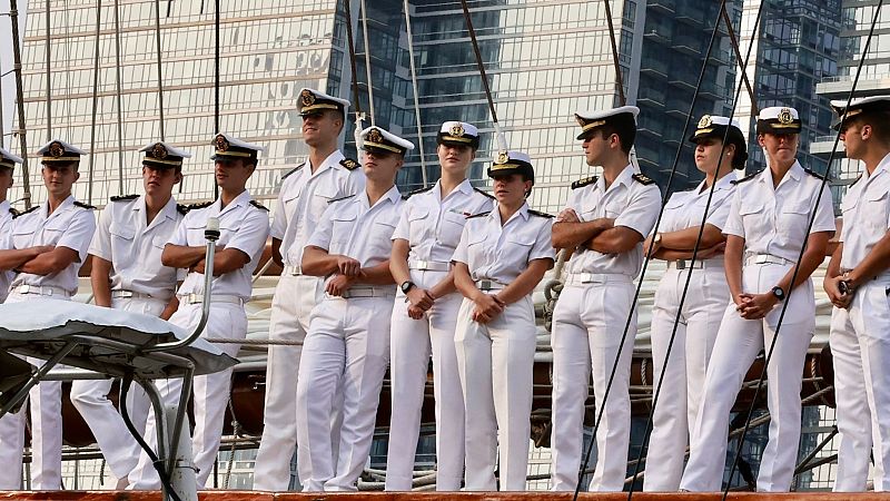 Leonor culmina en Nueva York su instrucción naval con una jura de bandera