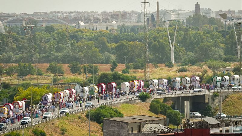 Comienza la fiesta de El Rocío en Andalucía entre "vivas" y lágrimas por vivir "un momento único"