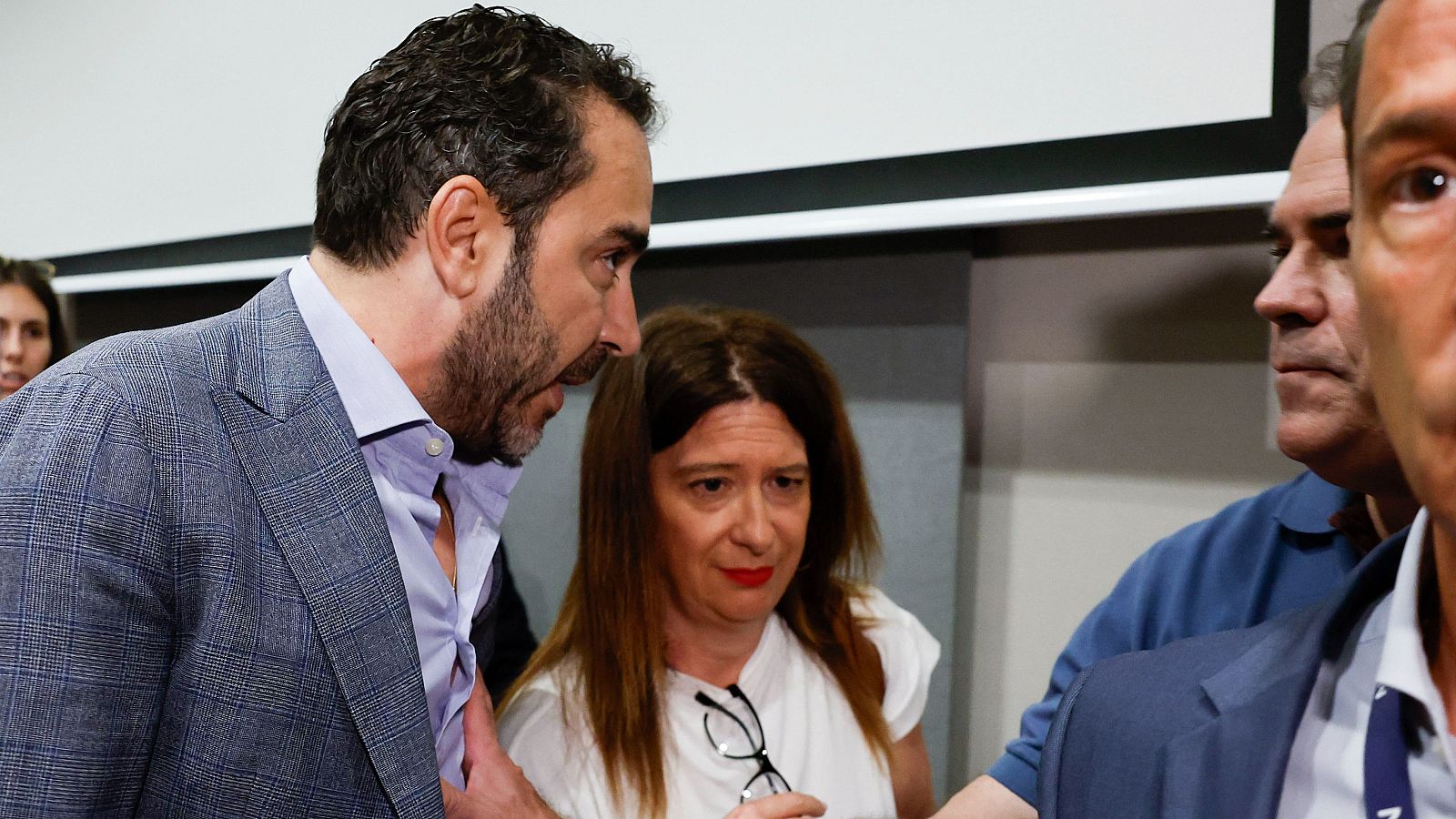 Leire Díez se defiende en una comparecencia reventada por Aldama | Ver