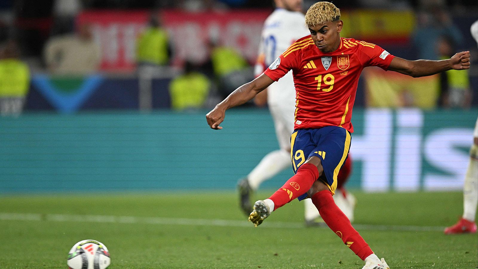 Lamine anota de penalti el tercer gol de España ante Francia - UEFA Nations League | Ver