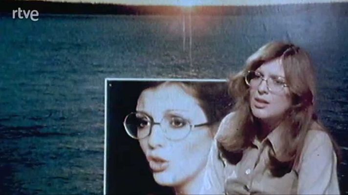 Rosa León en programa de RTVE.  Gafas, camisa beige, fondo marino.  Imagen insertada con primer plano del rostro.
