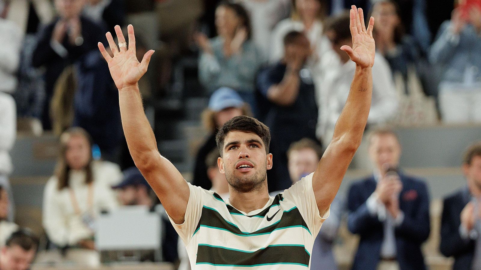 Alcaraz se lleva un recuerdo de Roland Garros: su foto con la placa de Nadal - Informativo 24h | Ver