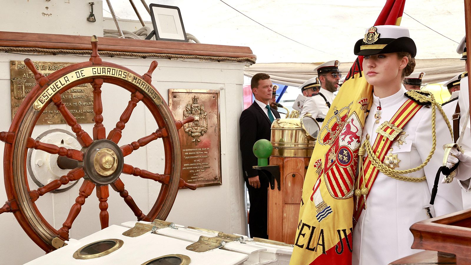 La princesa Leonor jura bandera en Nueva York, última escala de Elcano en América - Telediario 1 | Ver
