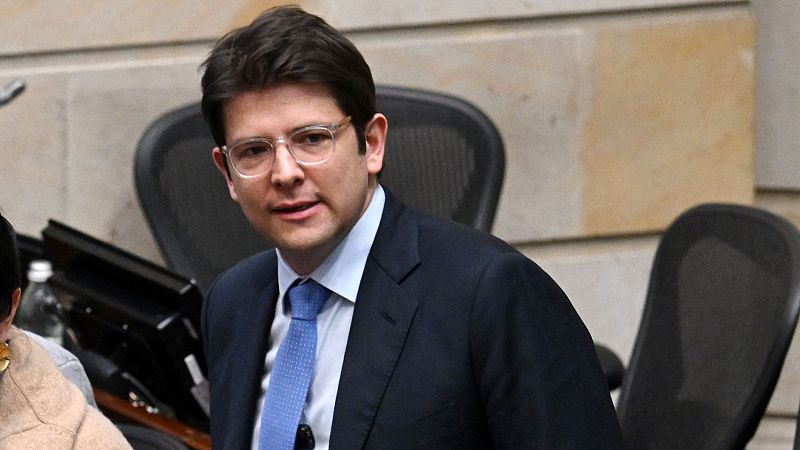 El aspirante presidencial Miguel Uribe en "estado crítico" tras un atentado en un mitin en Colombia