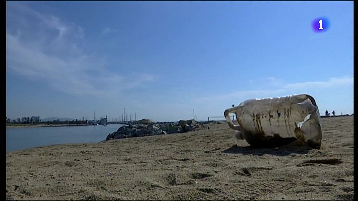 L'Informatiu - Els residus plàstics inunden el litoral barceloní