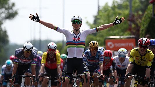 Pogacar regresa con victoria a la competicin en Dauphin tras ganar al sprint a Vingegaard y Van der Poel