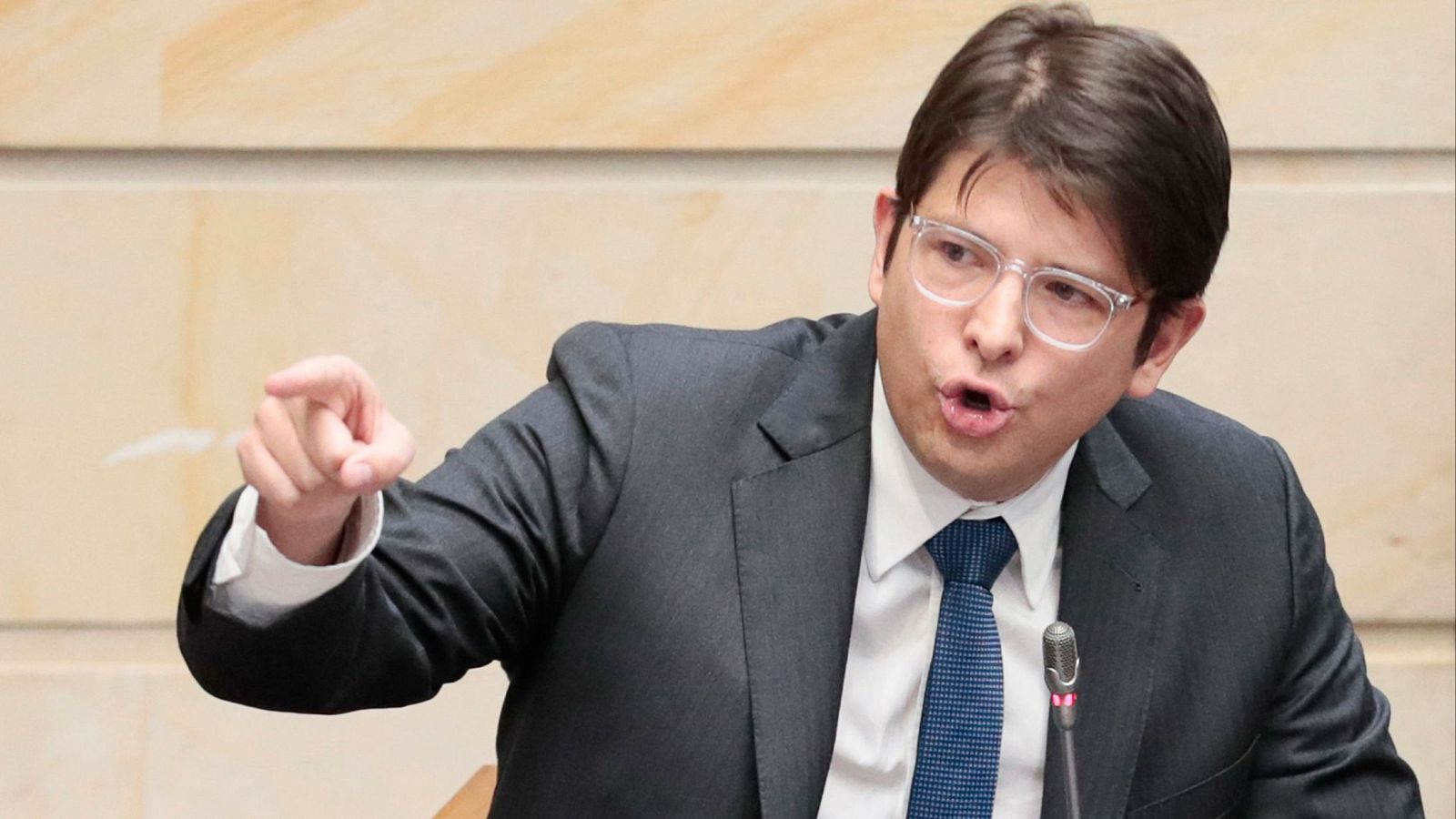 Uribe Turbay, de los más críticos con el Gobierno de Colombia - Fin de semana 24h | Ver