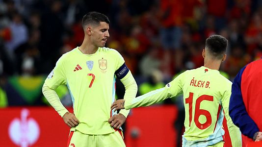 Morata, desolado, recibe el apoyo de sus compaeros tras fallar su penalti en la Nations
