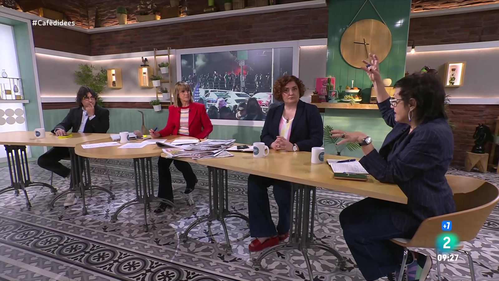 Gemma Nierga entrevista l'economista i exconseller de la Generalitat. Parlem d'internacional amb Anna Bosch. I recordem la fita mèdica