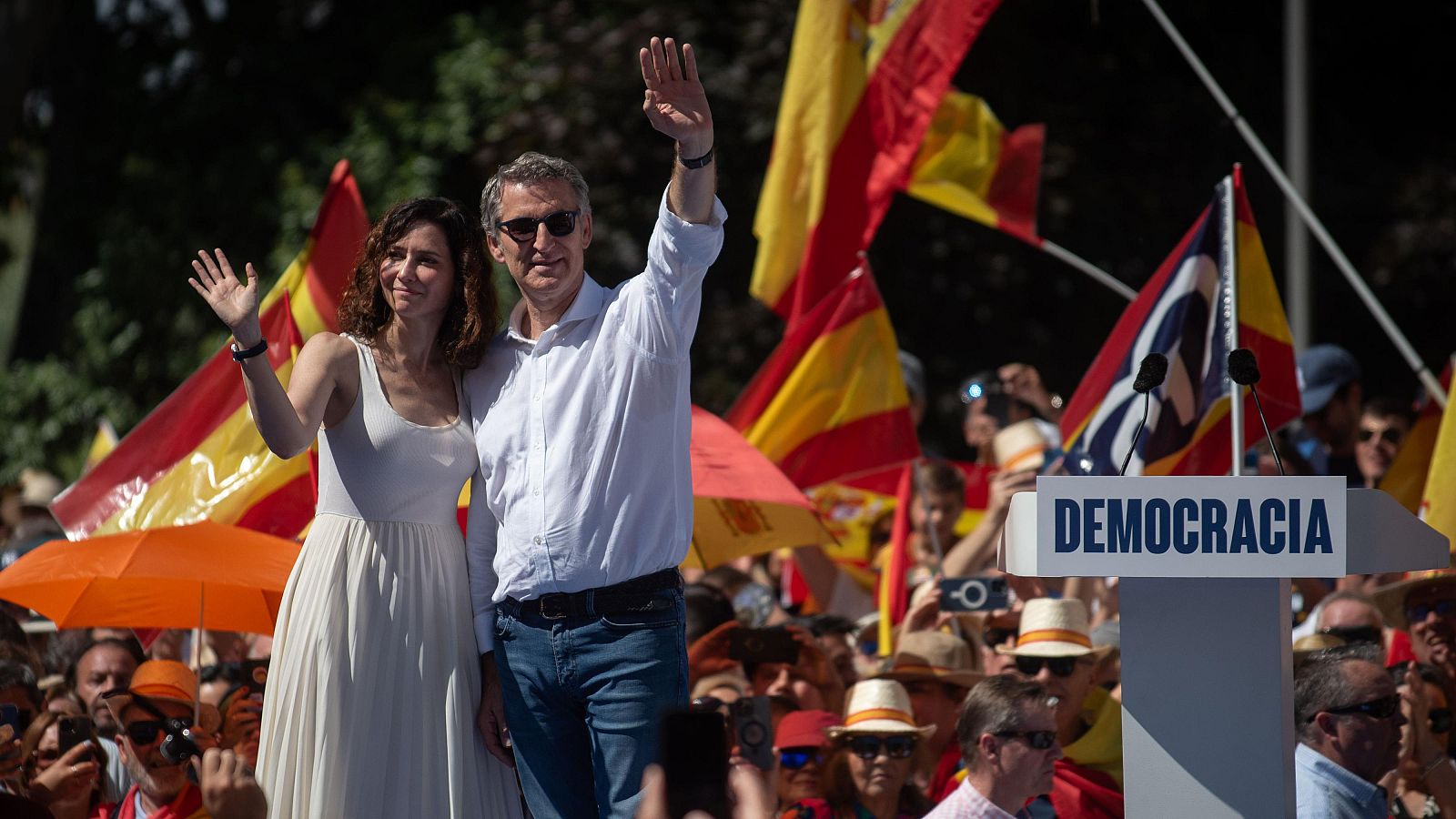 Ayuso mantiene su propia línea en el PP y Feijóo habla de "centralidad" - Telediario 1 | Ver