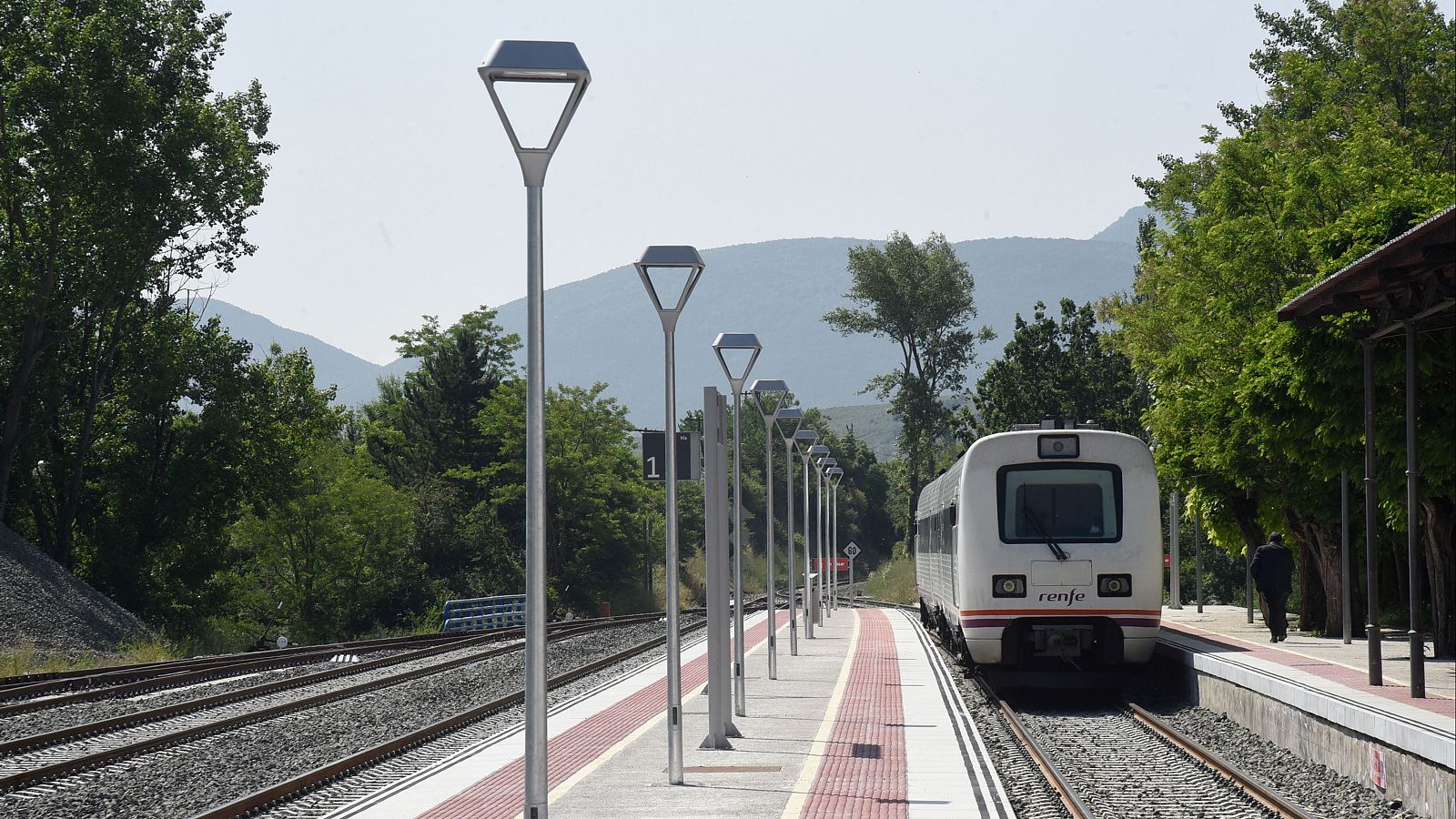 'El Canfranero' vuelve a circular por el pirineo aragonés - Telediario 1 | Ver