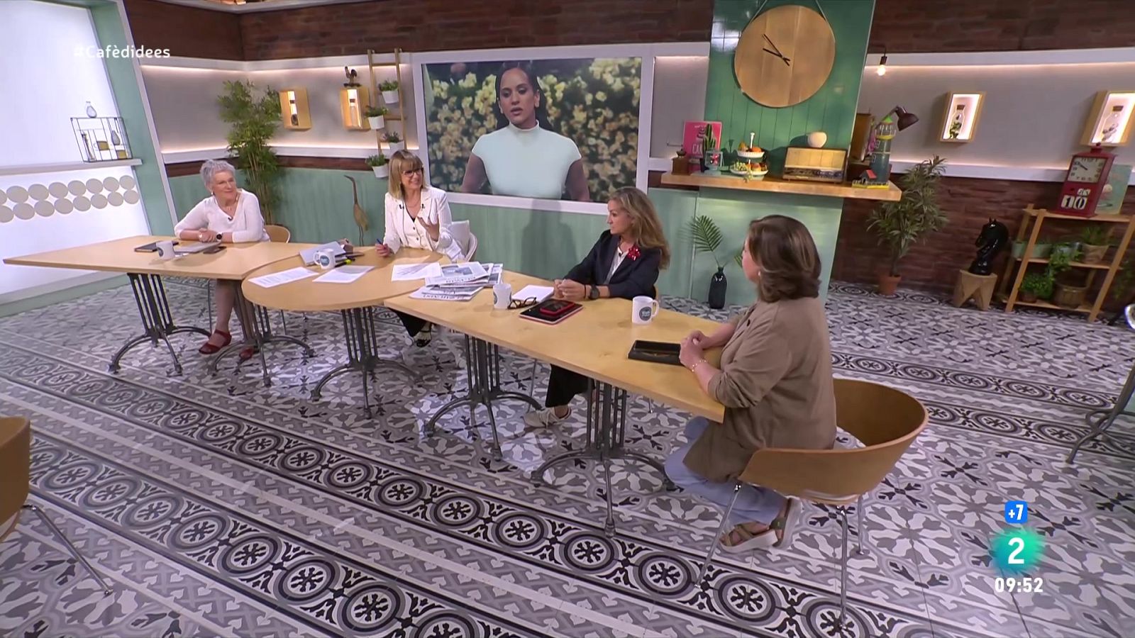 Domènech i Trias, Svetlana i les PAU - Cafè d'idees | Veure