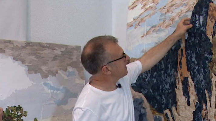 Telediario 1 - Maté utiliza uniformes militares para recrear los colores de la naturaleza en sus cuadros