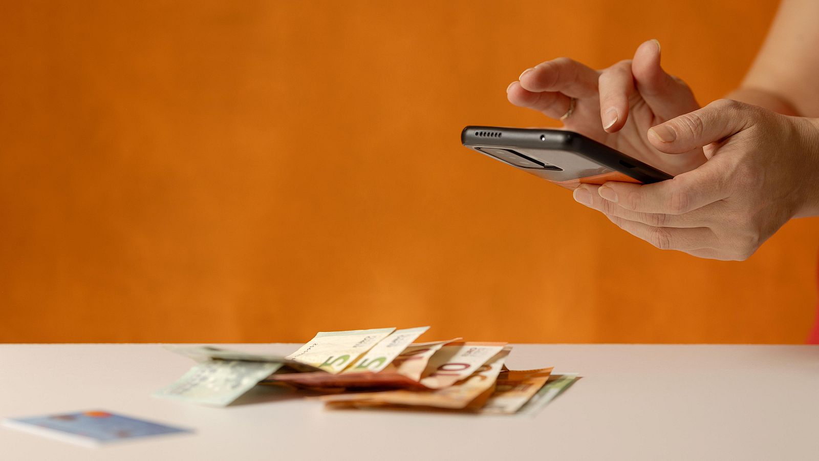 Ingresos por Bizum de autónomos y empresas, en el foco de Hacienda - Telediario 1 | Ver