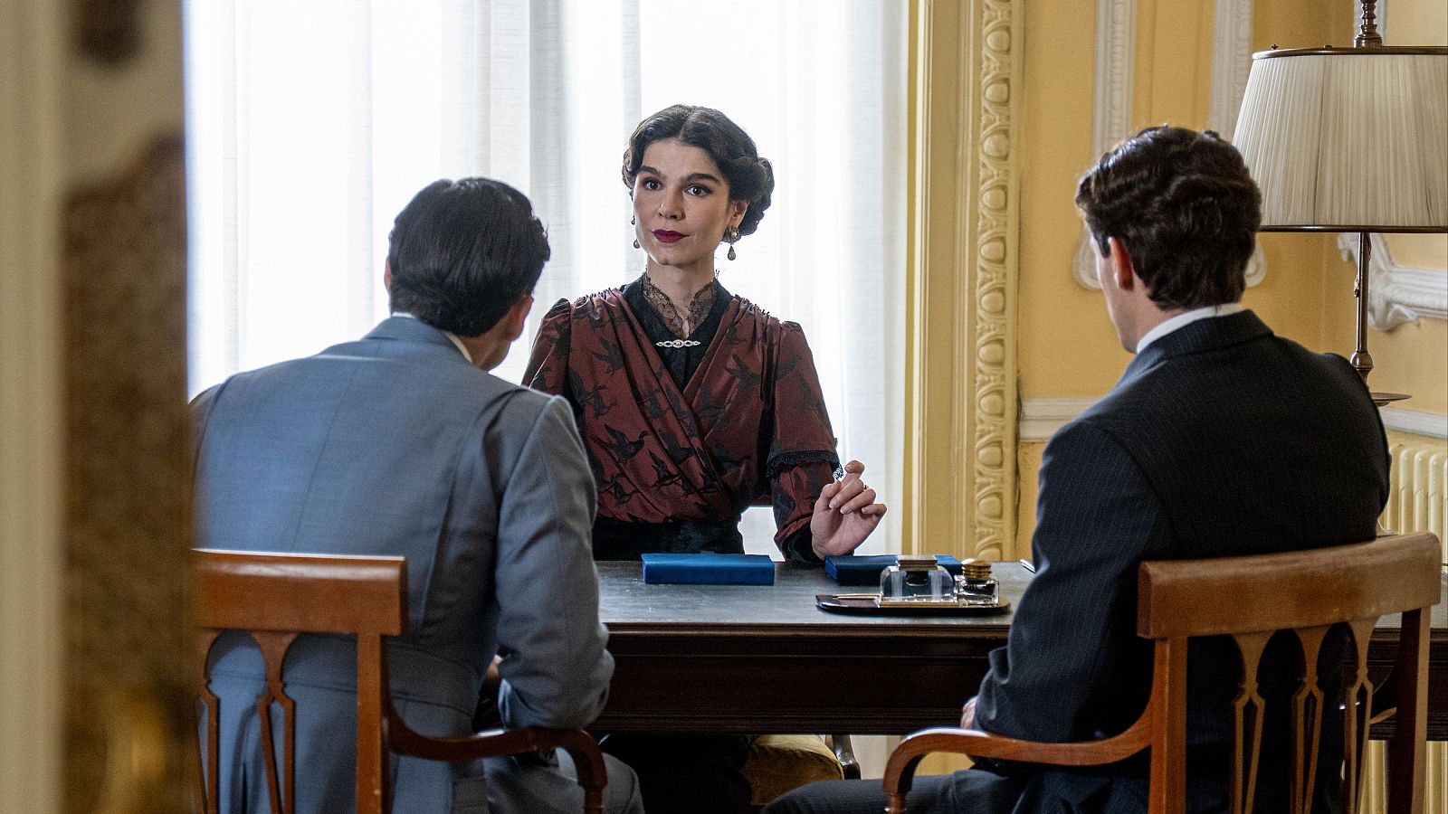 La Promesa:  Curro y Lope compran una joya muy especial - La promesa | Ver