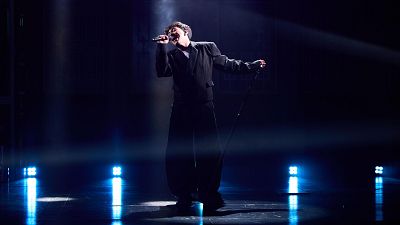 JJ canta "Wasted love" en vivo