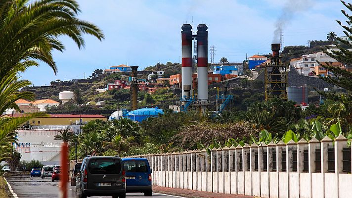 Telediario 2 - La isla de La Palma sufre un apagón que deja sin electricidad a más de 50.000 usuarios