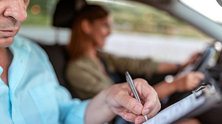 Telediario 1 - La falta de examinadores provoca un atasco en los exámenes de conducir