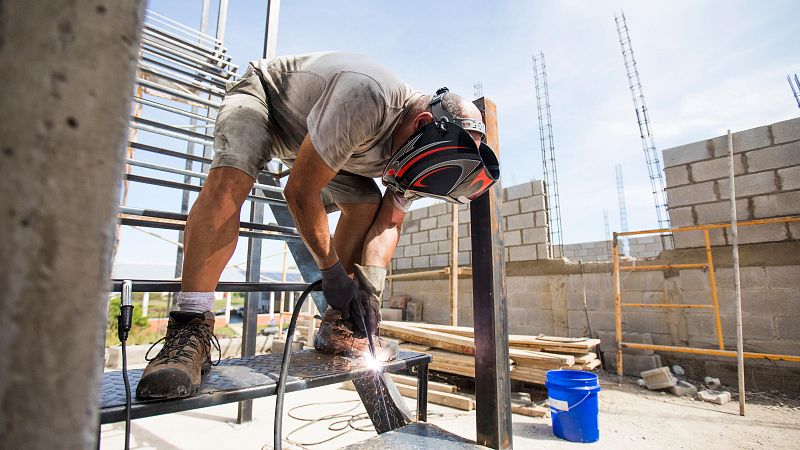 Las altas temperaturas afectan a los que trabajan en la calle - Telediario 1 | Ver